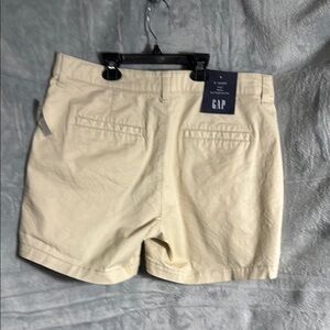 GAP NWT women’s size 6 tan  5” short‎ mid rise easy through hip & thigh Shorts
